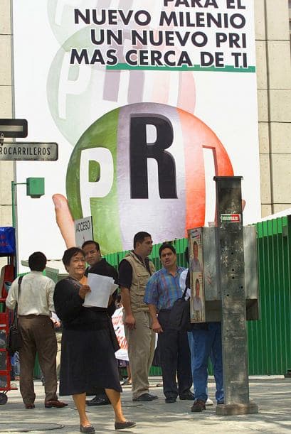 Pobladores del municipio de Chilapa, a 50 kilómetros de la capital estatal, Chilpancingo, fueron internados de urgencia por intoxicación luego de acudir al mitin del Partido Revolucionario Institucional (PRI). Los indígenas fueron "acarreados" la víspera para el registro del alcalde de Chilapa, Sergio Dolores, como aspirante a una diputación federal, con la promesa de recibir regalos y comida, una práctica muy recurrente en los actos políticos en México.