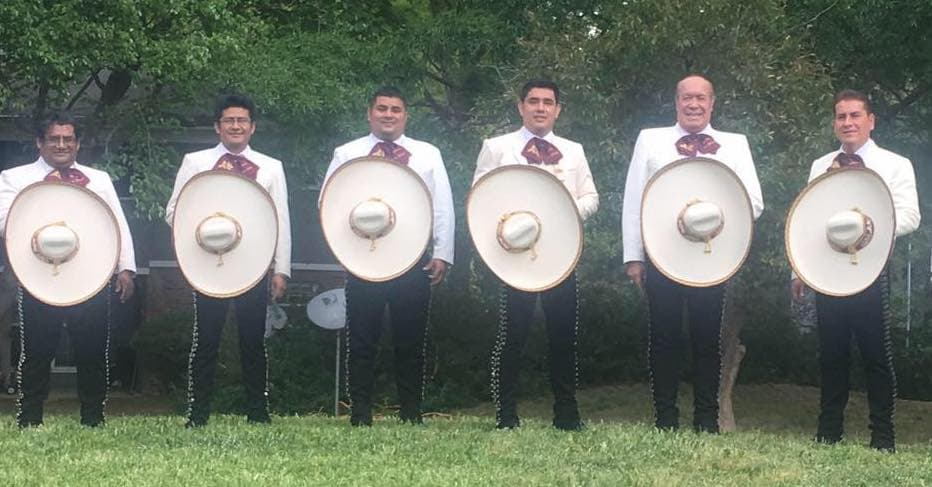 Mariachi Los Galleros.