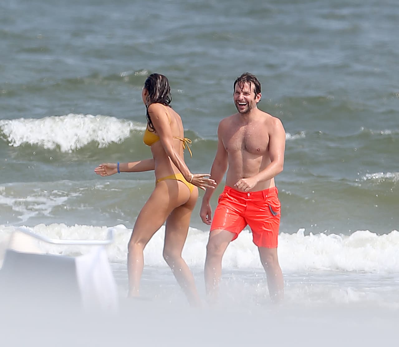 Como dos adolescentes jugando en la orilla del mar.