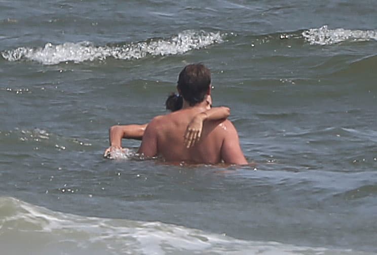 La pasaron de maravilla entre las olas del mar.