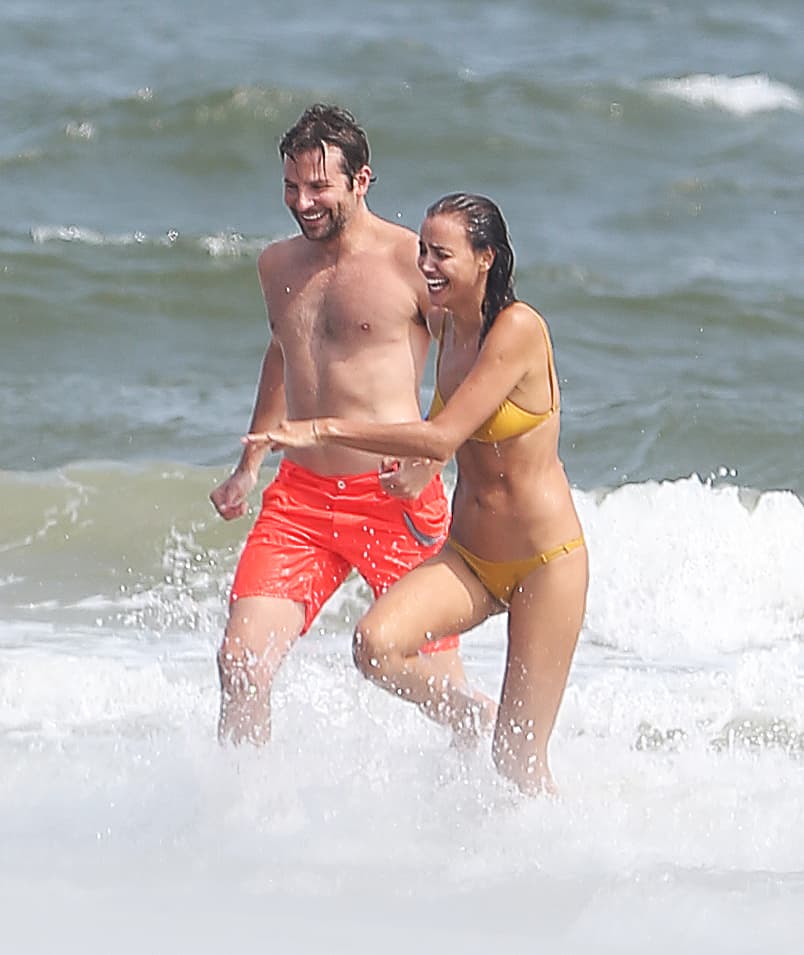 Bradley la hace reír a carcajadas.