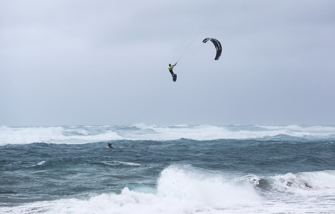 En esa playa también aprovecharon el viento para hacer kite surf y a algunos se les vio volando con el viento.
<br>