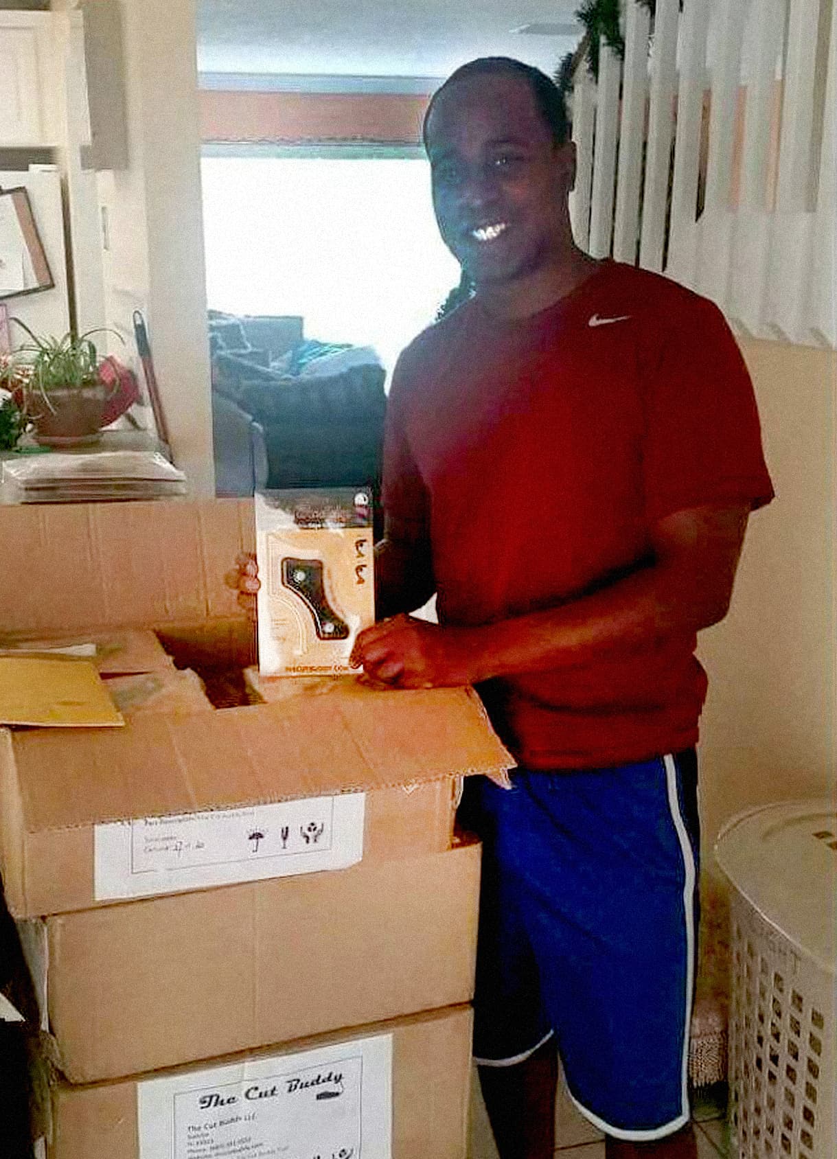 Joshua Esnard empezó un negocio en 2016 en el garage de su casa en Fort Lauderdale, Florida. "¡Este fue el día en que nos dieron todas las cajas!, recuerda".