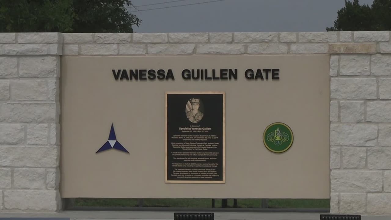 Revelan puerta en honor a la soldado Vanessa Guillen en la base militar de Fort Hood
