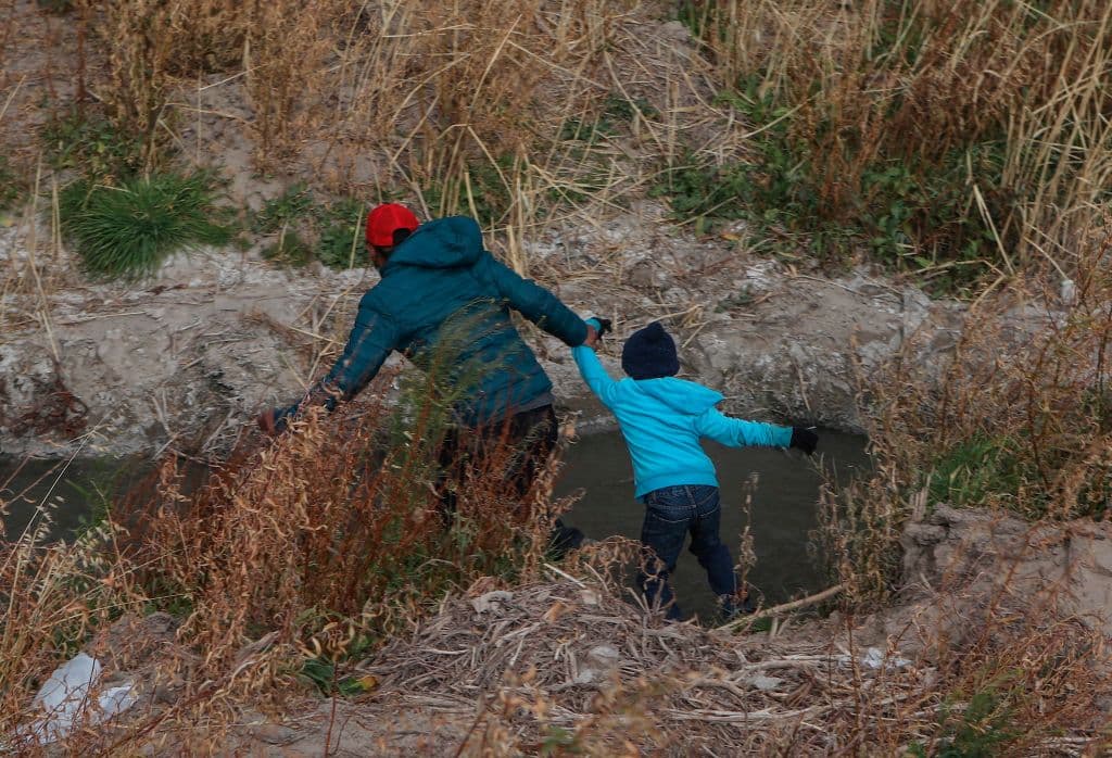 Trump vs. Biden: qué hace ahora el gobierno con la nueva crisis de menores no acompañados cruzando la frontera
