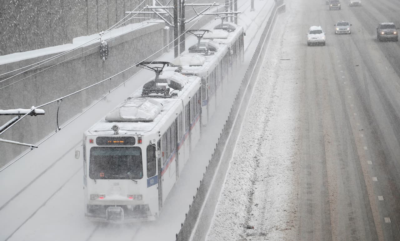 <b>Puesto 19: Colorado. </b>Tiene
<b> </b>el
<b> </b>22.2% de las carreteras deterioradas, un poco más del promedio nacional (21.8%). El 5.4% de los puentes necesita reparación y debido a las particulares condiciones de las montañas Rocosas, las carreteras y puentes son mucho más difíciles y costosos de mantener que en la mayoría de los otros estados. También los descarrilamientos de trenes son comunes en Colorado (ocurrieron 135 entre 2015 y 2019), 5.6 por cada 100,000 millas de vías.