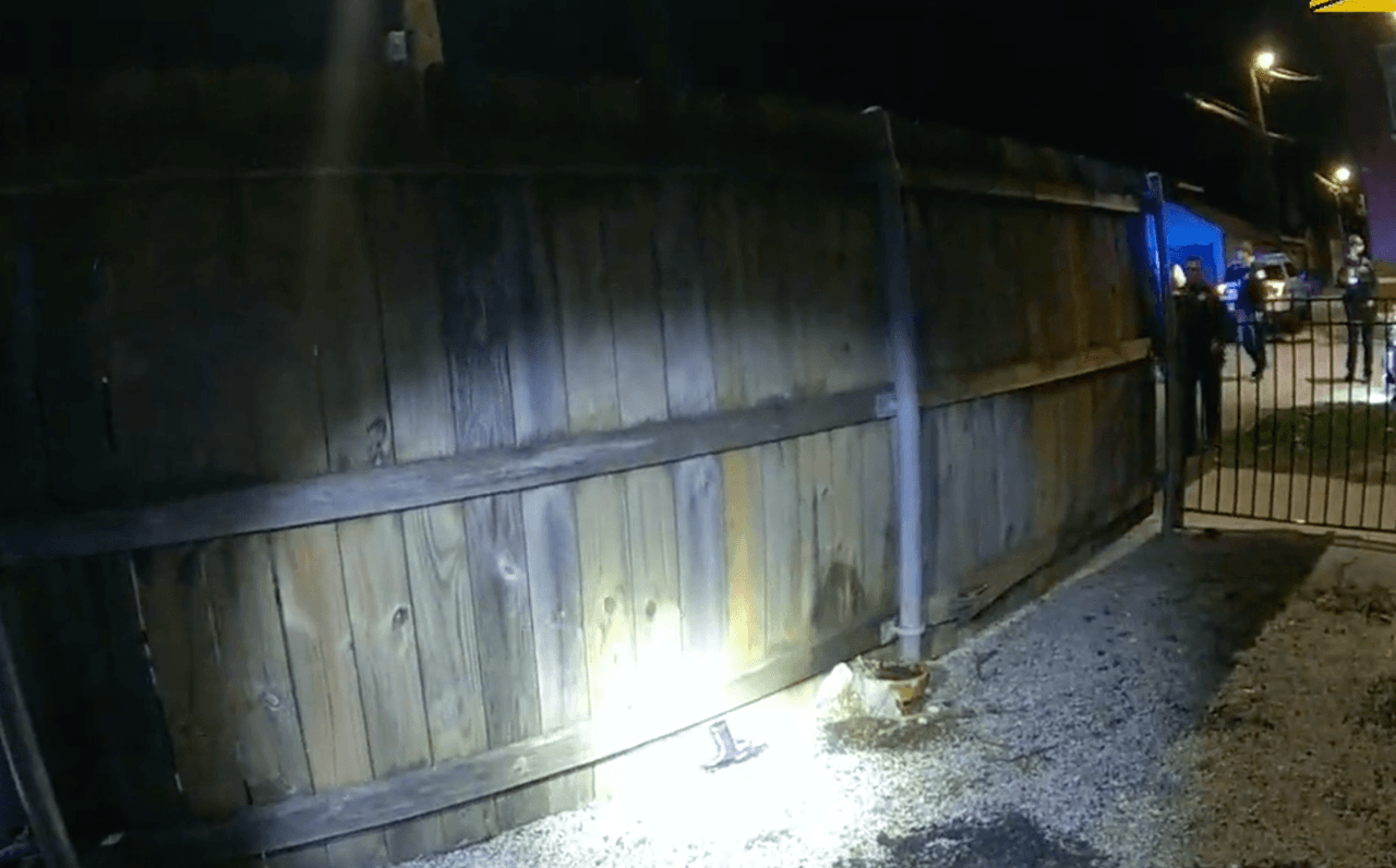 <b>El arma:</b> El oficial intenta inmediatamente resucitarlo y pide una ambulancia. En cuestión de segundos llegan otros uniformados y lo separan de Toledo. Con una linterna, el uniformado cruza hacia el patio del baldío donde ocurrieron los hechos y 
<b>allí encuentra tirada el arma de fuego que cargaba el menor instantes antes.</b>