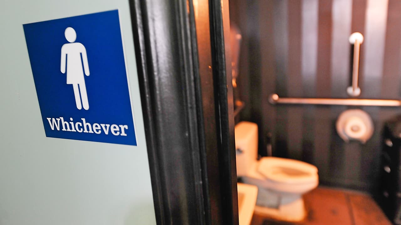 Los baños individuales de California no serán exclusivos para hombres o mujeres