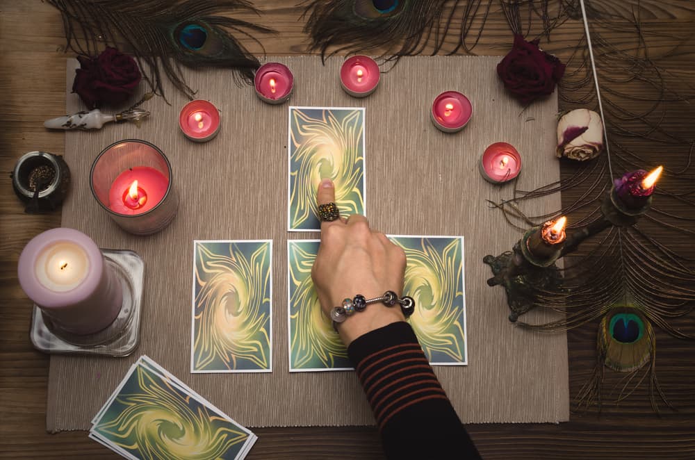 La tirada de la cruz (así como la gran mayoría de las lecturas) también varía dependiendo del consultor y lo que quieras consultarle a las cartas. El significado de las otras dos cartas que se suman a pasado, presente y futuro pueden también ser la premisa o evolución de tu problema así como el consejo final que te ofrece el lector.