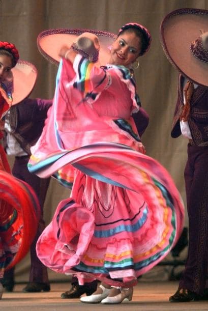 No olvides que los trajes típicos mexicanos siempre deben ir acompañados de buena actitud y muchas ganas de bailar.