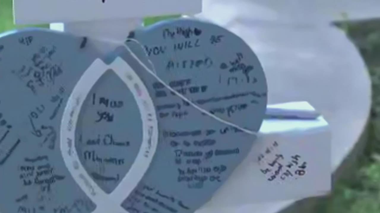 En Uvalde Town Square se han instalado cruces por cada una de las víctimas del tiroteo en una primaria. Además, la comunidad ha dejado mensajes, ofrendas, flores, juguetes y otras muestras de respeto por los fallecidos.