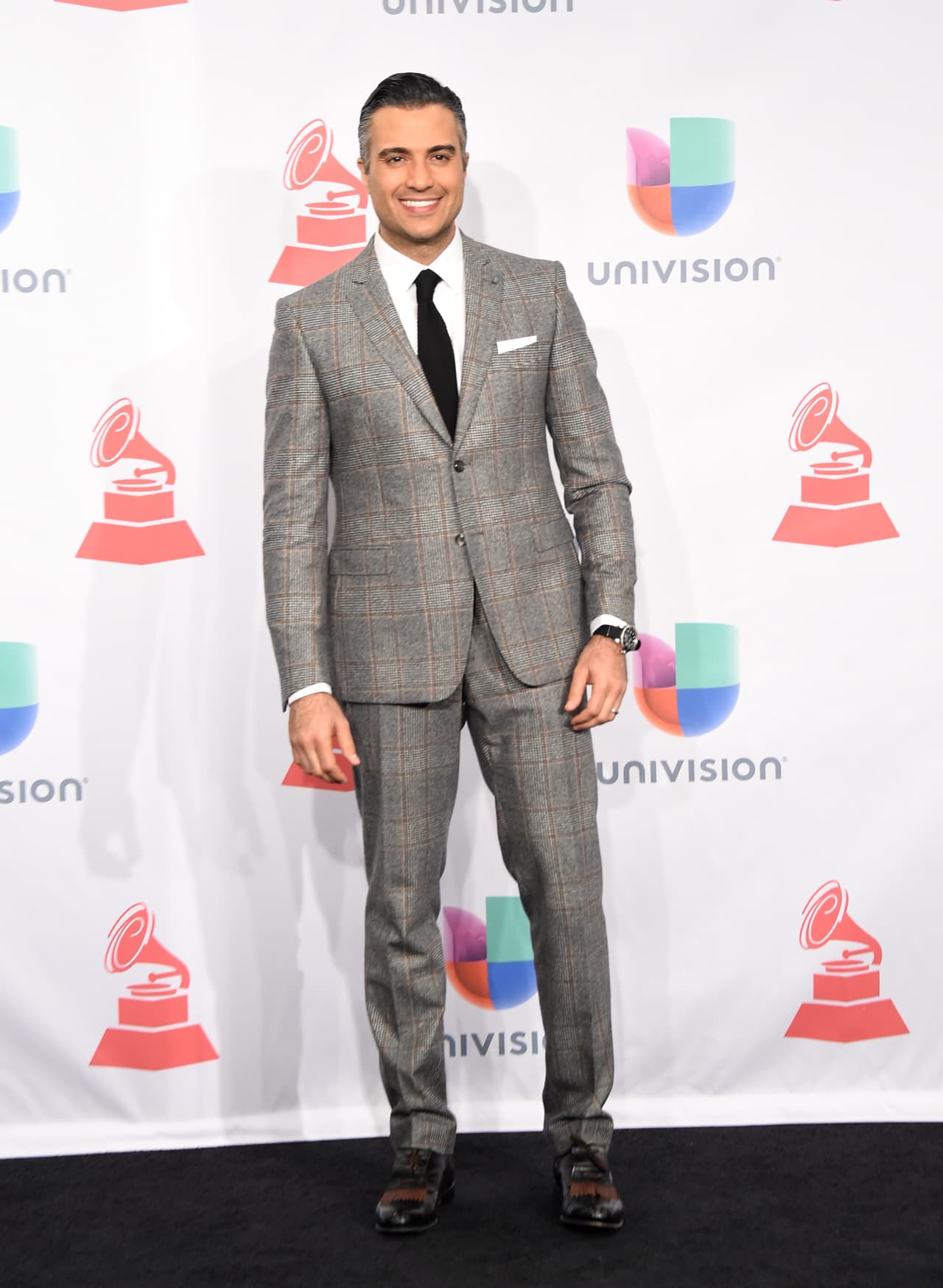 Jaime Camil posó para los reflectores con ese atuendo impecable en 2014. De los pies a la cabeza este galán cuidó cada detalle en un traje gris a cuadros.
