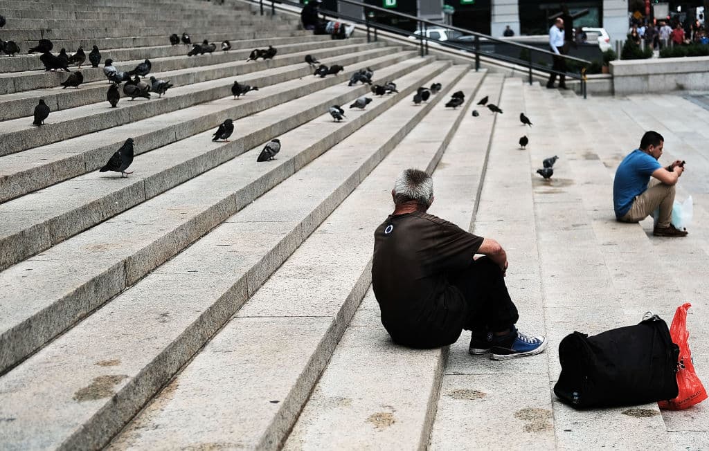 La situación de los indigentes tiene entre sus contextos una crisis de vivienda asequible que en la ciudad de Nueva York se vive más agudamente que en otras partes del país. La Coalición para los Desamparados indica que cada noche, 61,113 personas están en albergues de la ciudad.