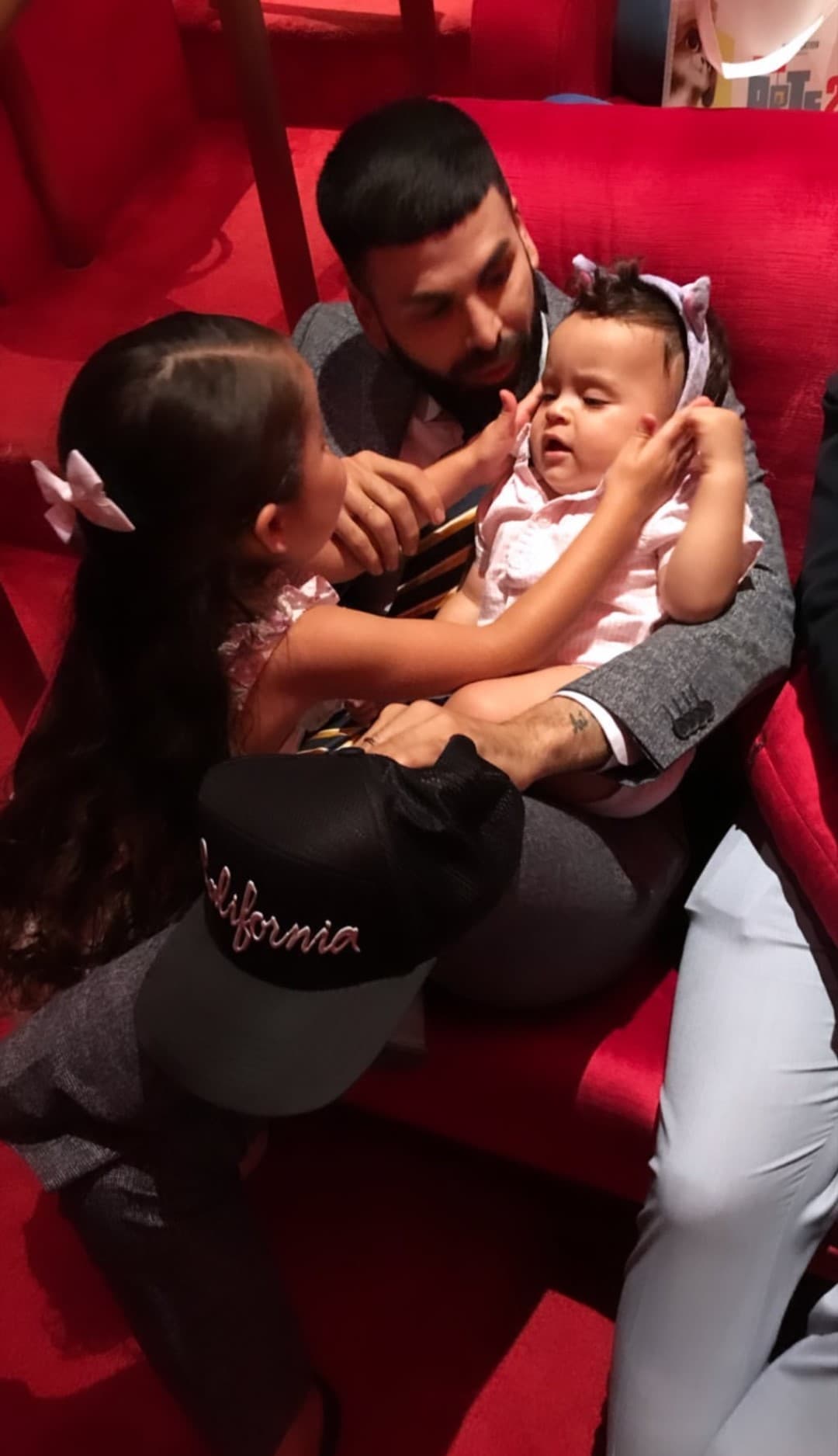 Giulietta y Gael hicieron travesuras en la sala mientras estaban al cuidado del amigo de su mami Ana Patricia.