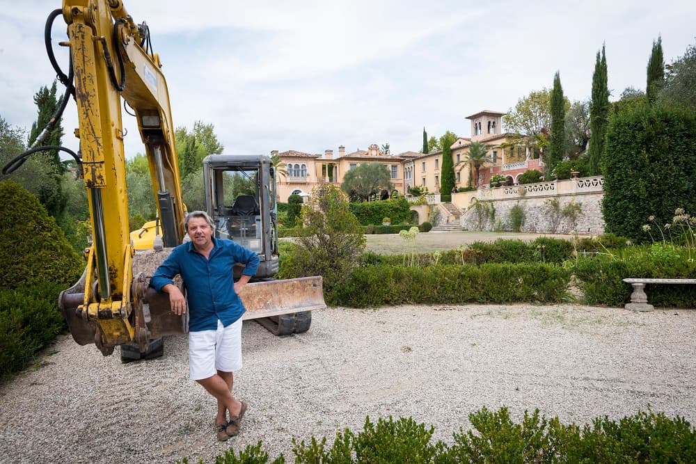 Sin embargo, es muy probable que estas imágenes sean pronto parte del pasado. Un juez ha ordenado su demolición. En la imagen, el dueño en el castillo en uno de los patios que rodean la mansión.