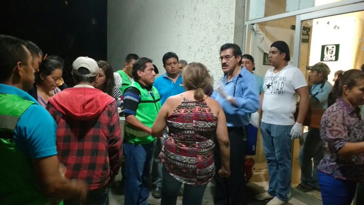 Familiares de pacientes heridos en accidente de autobús son atendidos en las puertas del hospital.