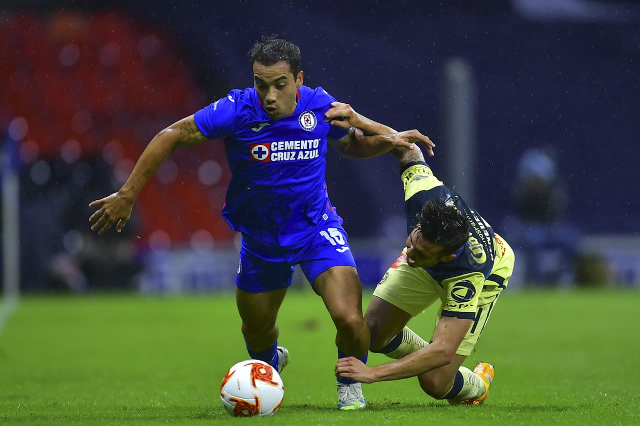 Aldrete gana el balón durante el Clásico Joven