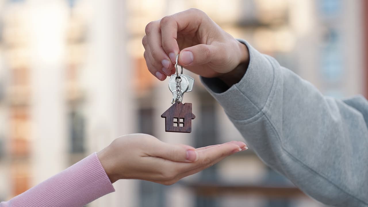Alquiler en Nueva York aumenta 4.5%: cuánto debe ganar una familia para pagar un hogar