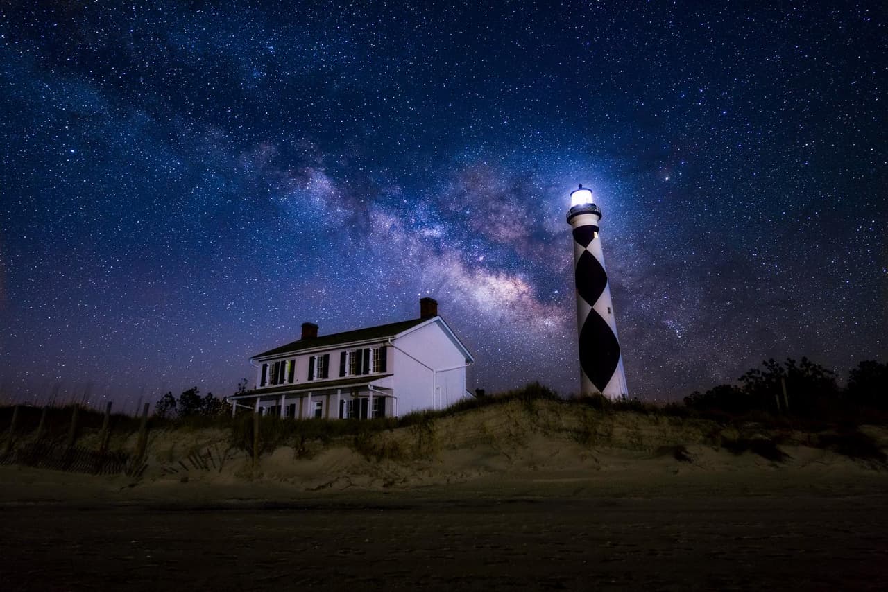 Cuando no estés nadando o paseando por la playa, explora el histórico Portsmouth Village o toma una foto con el impresionante faro de Cape Lookout. Otras actividades incluyen pesca, observación de aves, kayak y observación de estrellas. Hay tiendas de campaña disponibles para los visitantes que quieran pasar la noche, junto con cabañas con capacidad para entre 4 y 12 personas.