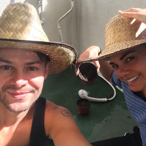 "Siembra, cosecha tu tierra, tu vida, tu mente y pon luz, amor, abundancia infinita y felicidad. Te mereces todas las maravillas del universo, recíbelas. Gracias universo por darme abundancia infinita,amor y felicidad. Te amo @liviabritopes", escribió Said en Instagram.