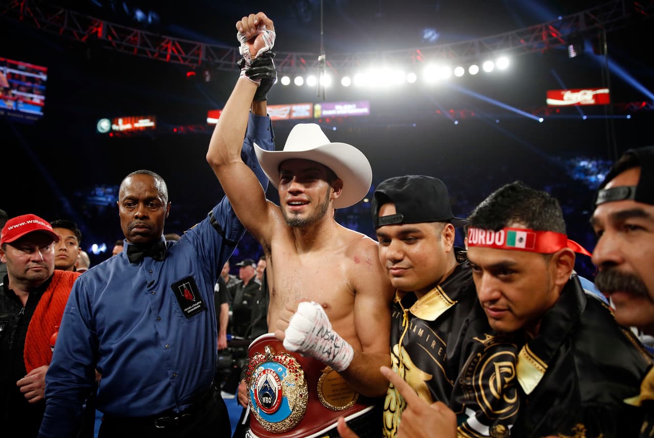 El 'Zurdo' Ramírez retuvo su título supermediano al vencer a Jesse Hart