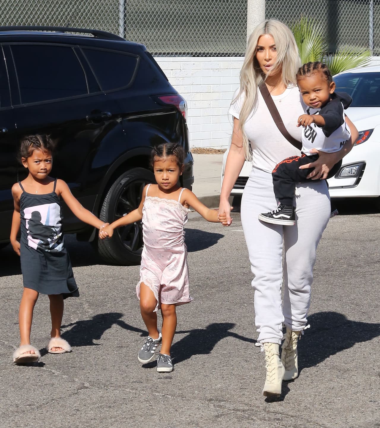 Con Saint en brazos, Kim Kardashian avanzó hacia la pista de patinaje a compartir tiempo de calidad con sus pequeños.