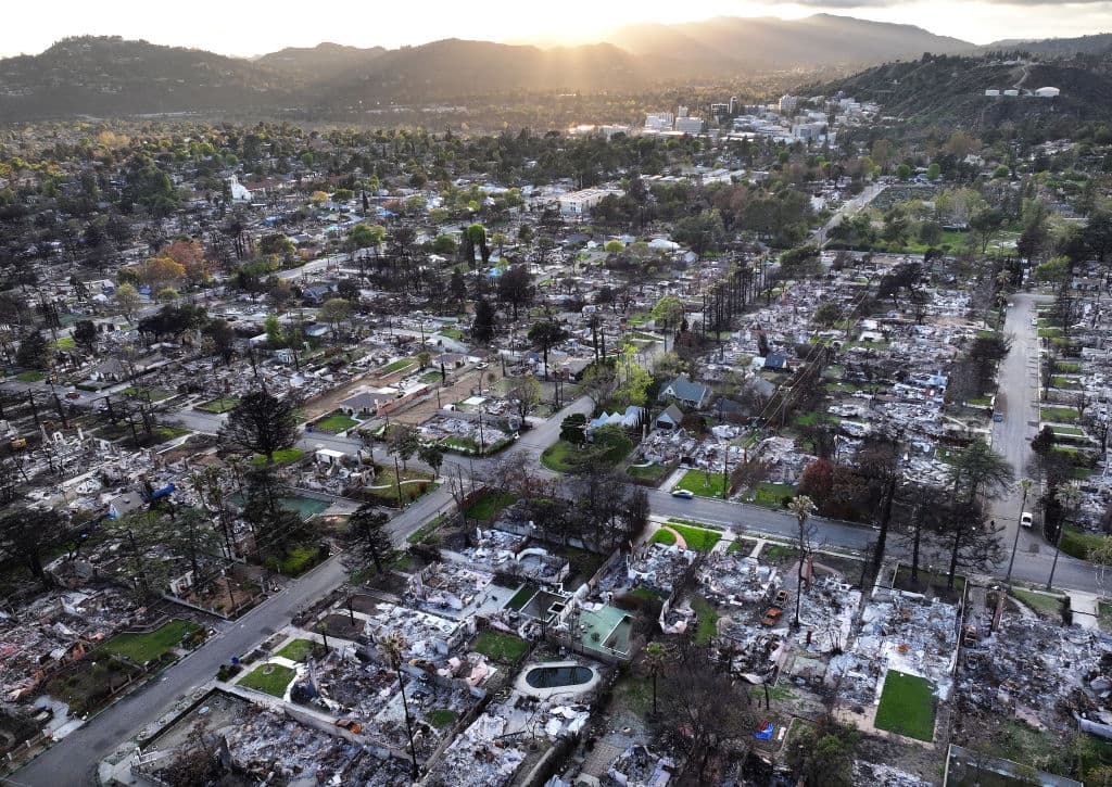 Dos meses después, fotos aéreas exhiben 
<b>más zonas verdes</b>, una prueba auténtica del
<b> <a href="https://www.univision.com/local/los-angeles-kmex/altadena-se-recupera-tras-incendio-eaton-danos-esperanza" target="_blank">avance en la rehabilitación de Altadena</a></b>.