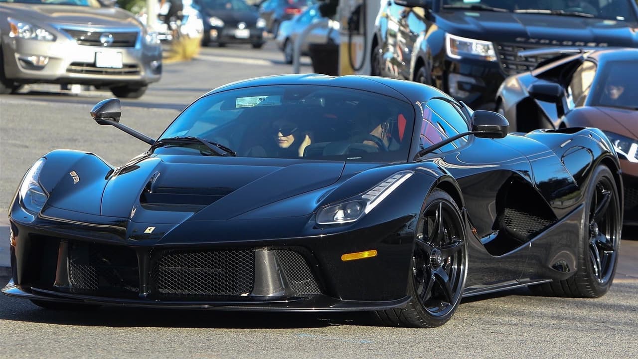 <h3 class="cms-h3-H3">Kylie Jenner - Ferrari LaFerrari </h3>
<br>
<br>La más jóven del clan es también la más adepta a los carros más veloces. Será por esto que el rapero Travis Scott padre de su bebé Stormi, la premió con un 
<b><a href="https://www.univision.com/noticias/ferrari/ferrari-laferrari-2014-fotos" target="_blank">Ferrari LaFerrari </a></b>en estricto color negro. 
<br>
<br>El Ferrari LaFerrari se ha convertido en un fenómeno social digno de estudio. Tan pronto como Ferrari lo dejó de fabricar en 2015 después de hacer solo 500 unidades, se volvió el modelo más popular entre los ricos y famosos lo que ha hecho subir el precio de este hiperauto híbrido de una manera escalofriante.