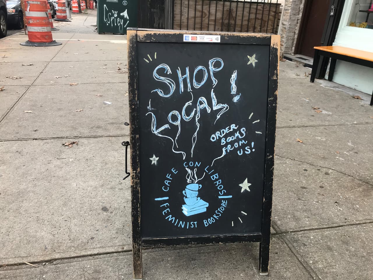 El alcalde Bill de Blasio, el presidente del condado de Brooklyn Eric Adams y la Cámara de Comercio de NYC urgen a los neoyorquinos a 'comprar local' durante esta temporada de fiestas decembrinas.