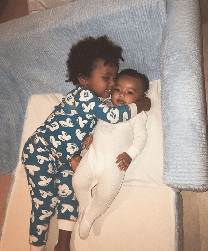 Quien se perdió de la diversión y del drama fue la menor de la pareja, Chicago, que solo tiene 4 meses de nacida, pero su mamá compartió el lunes esta tierna imagen en la que aparece junto a Saint. "A veces, todos necesitamos un abrazo", escribió.