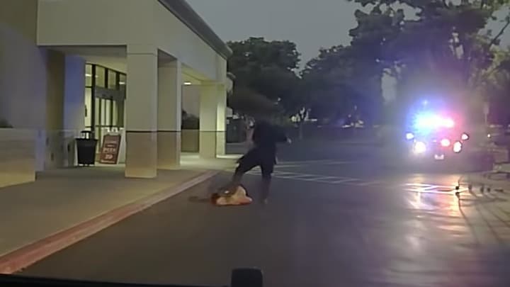 Despiden a un oficial y otro renuncia por no reportar patear a un hombre en la cabeza