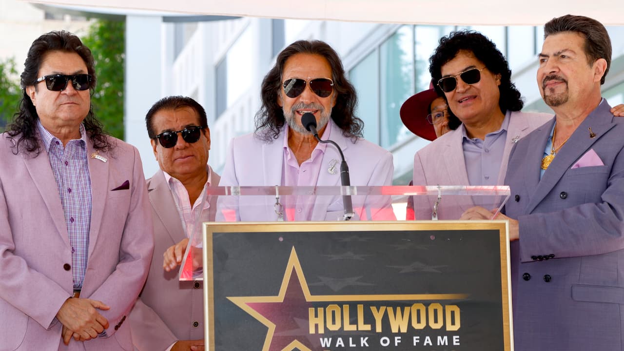 Los Bukis develan su estrella en Hollywood y dedican emotivo mensaje a inmigrantes