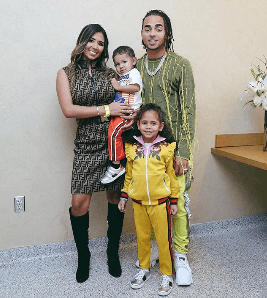 Luego, 
<b><a href="https://www.univision.com/entretenimiento/nunca-pierdan-las-esperanzas-como-yo-la-perdi-en-un-momento-ozuna-da-la-cara-y-pide-perdon-en-concierto-video">Ozuna tuvo que pedirle perdón al público, a su esposa</a></b>, Taína Marie Meléndez, y a sus dos hijos, Sofía y Jacob Andrés, pues no les había contado que cuando era mucho más joven y había perdido toda esperanza, participó en un filme porno, dirigido a la comunidad gay.