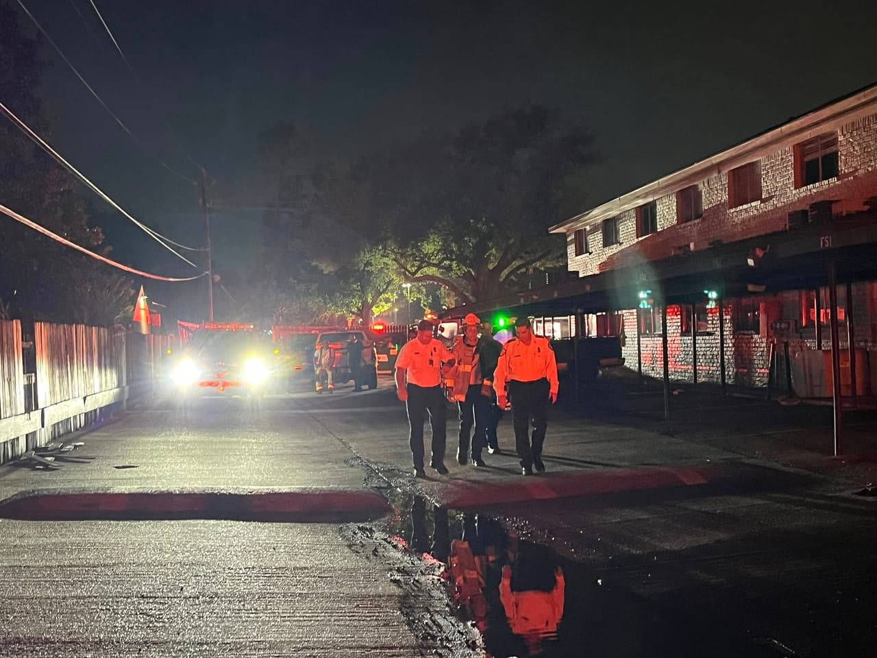 <b>A su llegada, los bomberos debieron actuar en modo ofensivo y posteriormente pasar a una estrategia defensiva debido a la magnitud del fuego.</b>