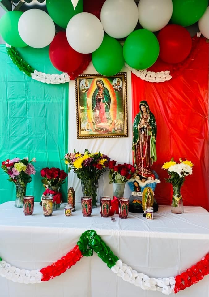 Un altar muy mexicano, así fue el de Mary Marún que decoró con enormes globos y guirnaldas en tonos verde, blanco y rojo.