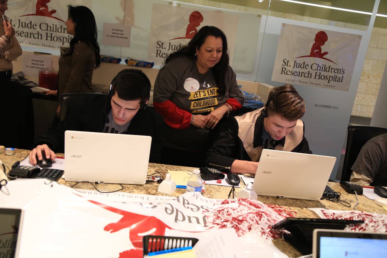 Los 2 disfrutaron de su tiempo en el centro de llamadas y recolectaron mucho dinero.
<br>
<br>
<b>DONA AQUÍ: <a href="http://bit.ly/UnidosConStJude" target="_blank">bit.ly/UnidosConStJude</a></b>