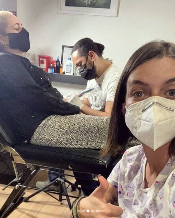 Según las imágenes que compartió la joven, la mamá de Octavio Ocaña pasó parte de su cumpleaños en un estudio en donde se realizan tatuajes en la Ciudad de México. 
<br>