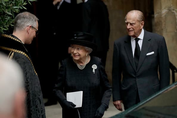 De acuerdo a esa publicación, cada miembro de la familia real debe incluir en su equipaje un cambio de ropa negra, a ser utilizada en caso de que un miembro de la corona muera mientras están fuera.