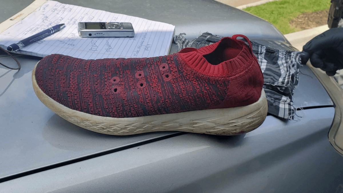 Los informes dicen que la madre luchó contra el sospechoso, logrando arrancarle un pedazo de los pantalones y también quitarle uno de sus zapatos.