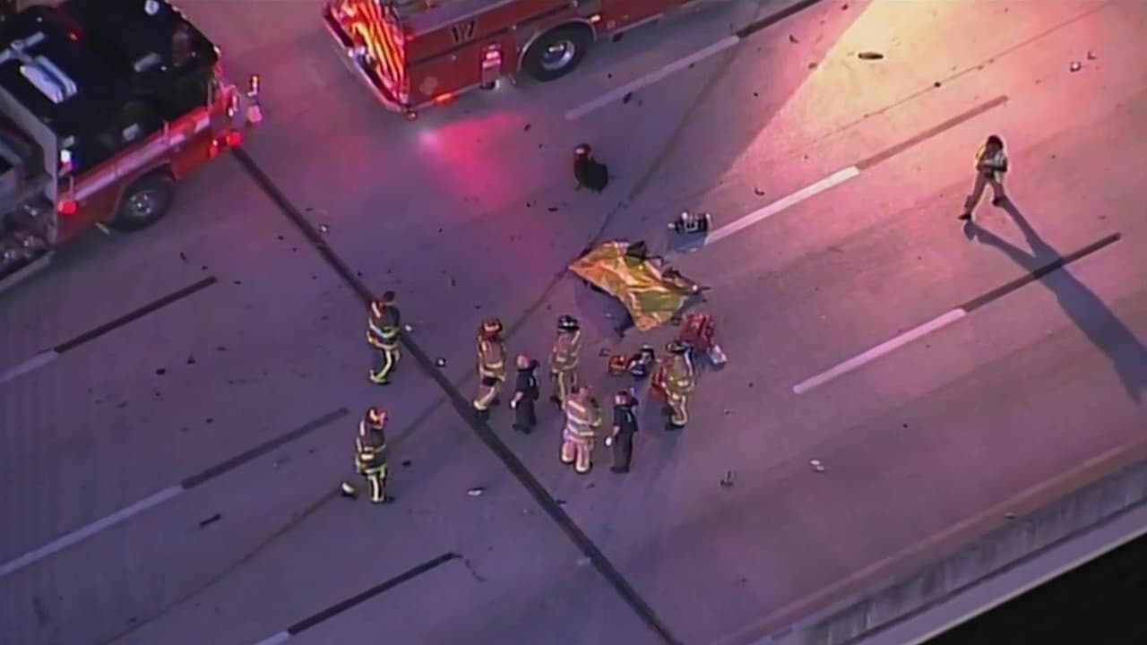 La patrulla de carreteras de Florida informó que una mujer murió atropellada en la autopista 595, el miércoles en la mañana. Los agentes recibieron el reporte de un carro averiado en la carretera. Más tarde, otra llamada los alertó de un choque entre tres vehículos, al oeste de la I-95.