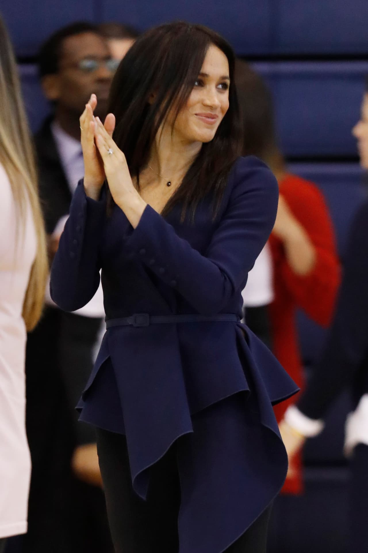 Sin embargo, el top de Oscar de la Renta elegido tenía una doble intención: cortado y ceñido a la cintura dejaba caer unos volantes sobre el vientre.