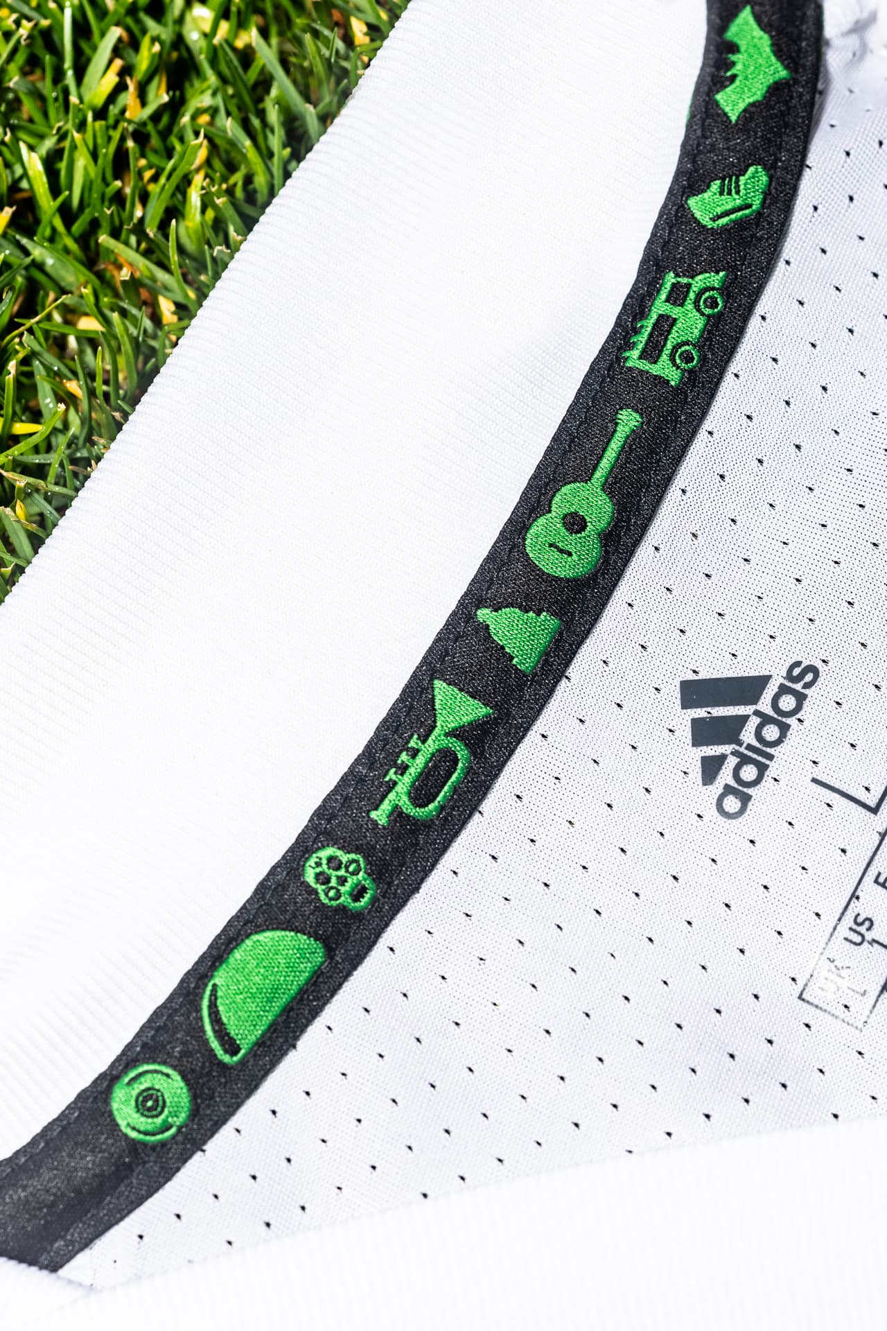 La parte interna del cuello es un guiño a Austin Anthem, el primer grupo de aficionados del club. Incluye íconos de un disco, un taco, una calavera, una trompeta, una guitarra, un food truck, un botín de fútbol, y el edificio del Capitolio del Estado de Texas.
<br>