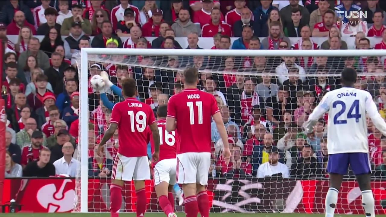 ¡Hay portero! Atajadón de Ortega para rechazar el disparo potente de Tielemans