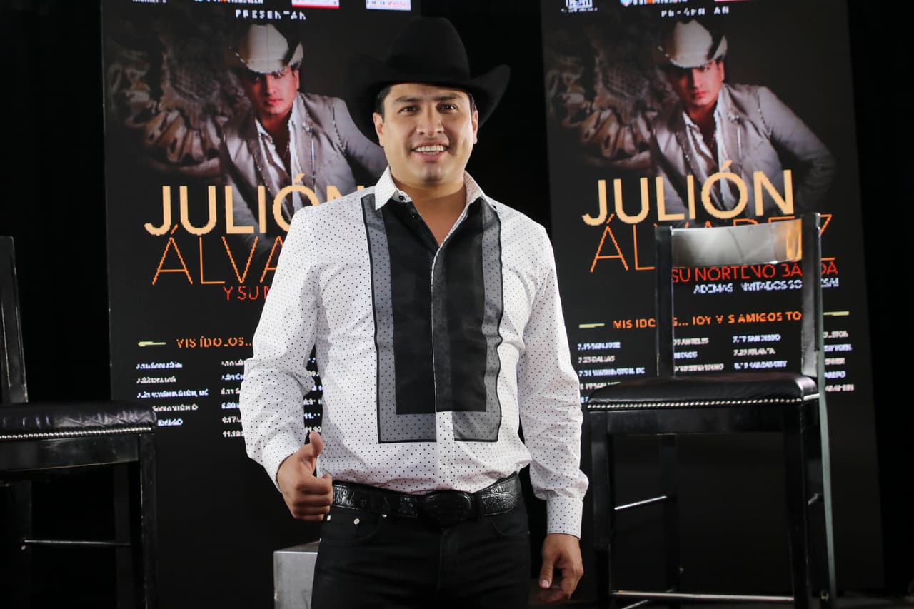 Sin embargo, ha colaborado con artistas de talla internacional, como Ricky Martin.