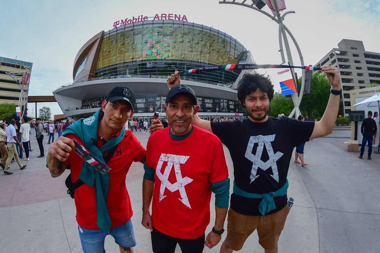 A menos de dos horas de que inicie el combate entre Canelo y Bivol, así se vive el ambiente afuera de la T-Mobile.