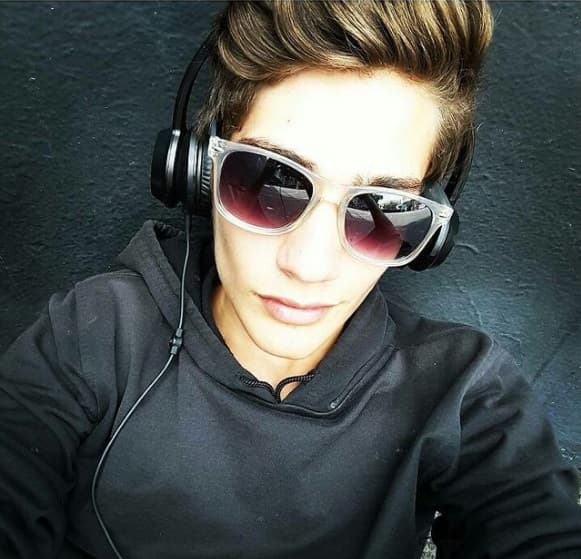 Dejó claro que
<b>su orientación sexual no le molesta</b>, pero sí que quiera dedicarse a la pornografía y a seguir consumiendo estupefacientes: "
<b>Que sea bisexual a mí la verdad no me molesta en absoluto</b>, lo que sí es la cuestión de cómo se expone, que no tiene filtros, que se deja ir absolutamente con todo".
<br>