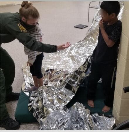 Rescatan a dos hermanos de 5 y 6 años abandonados en la frontera con México por traficantes de personas