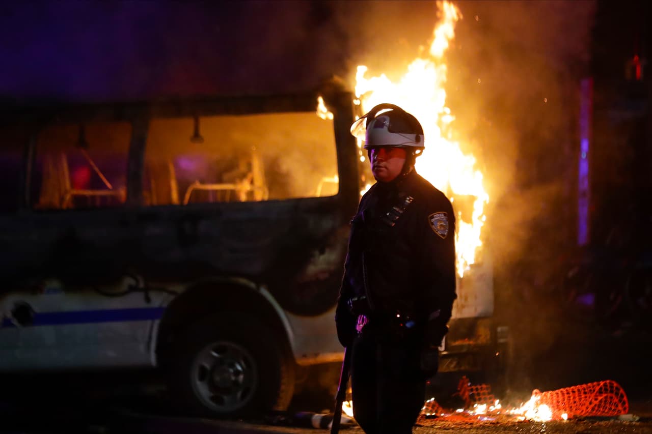 Una patrulla del NYPD fue incendiada en la avenida DeKalb en Brooklyn, después de que una manifestación a la que asistieron cientos de personas iniciara en el Barclays Center.