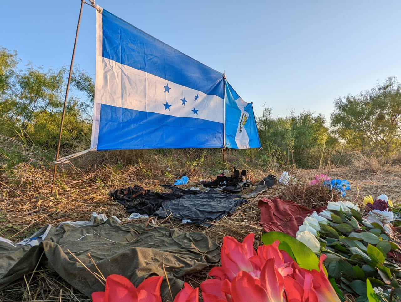 La comunidad de San Antonio ha llevado banderas de los países de origen de las víctimas mortales, 
<a href="https://www.univision.com/local/san-antonio-kwex/vigilia-pearsall-park-inmigrantes-muertes-camion">botellas de agua y 53 flores que representan cada una de las víctimas. </a>