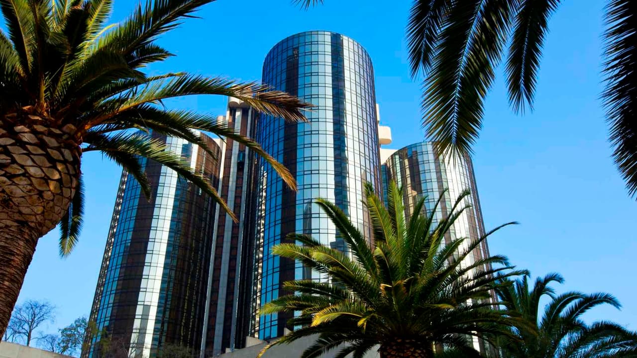<b>Hotel Westin Bonaventure: </b>El vestíbulo de este conocido hotel situado en el centro de Los Ángeles tiene varios lugares para sentarse y relajarse mientras se refugia del calor. Si no sufres de vértigo y no te dan miedo las grandes alturas, no te pierdas un recorrido a bordo de los famosos ascensores del hotel. 404 South Figueroa Street | Los Angeles, CA 90071 | (213) 624-1000